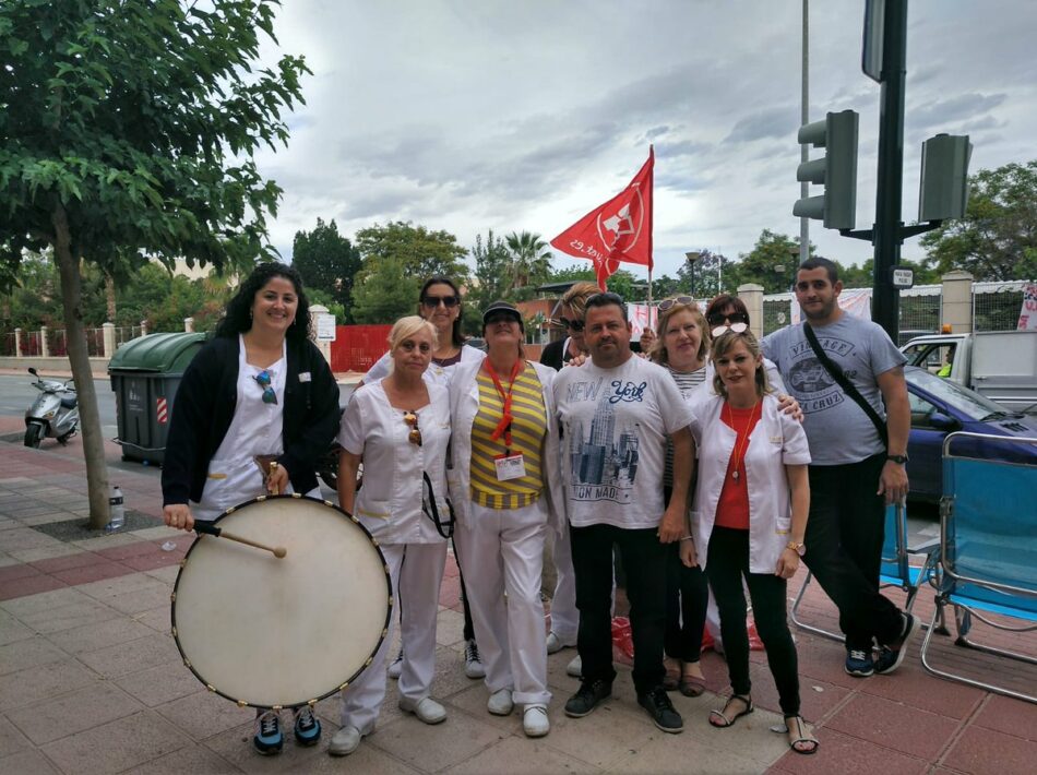 Los trabajadores de limpieza de la CARM exigen recuperar su jornada laboral