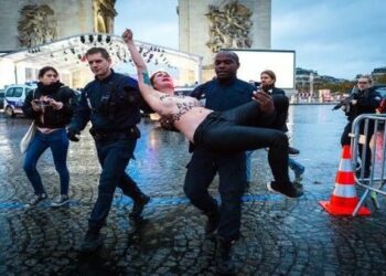 Francia: Mujeres activistas interrumpen la caravana de Trump en protesta