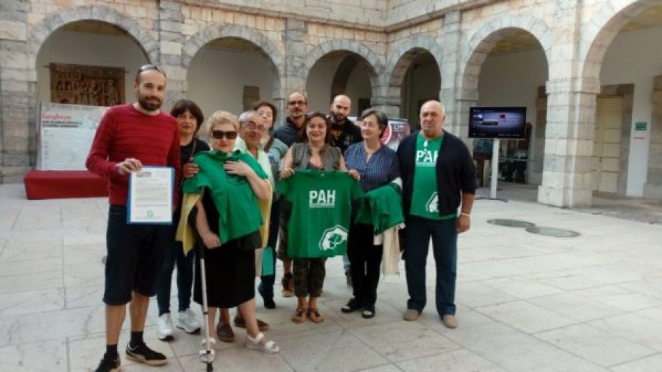 La PAH se felicita por el registro de una ley de vivienda en el Parlamento de Cantabria
