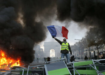 Duros enfrentamientos entre policía y manifestantes en una nueva jornada de protesta en París