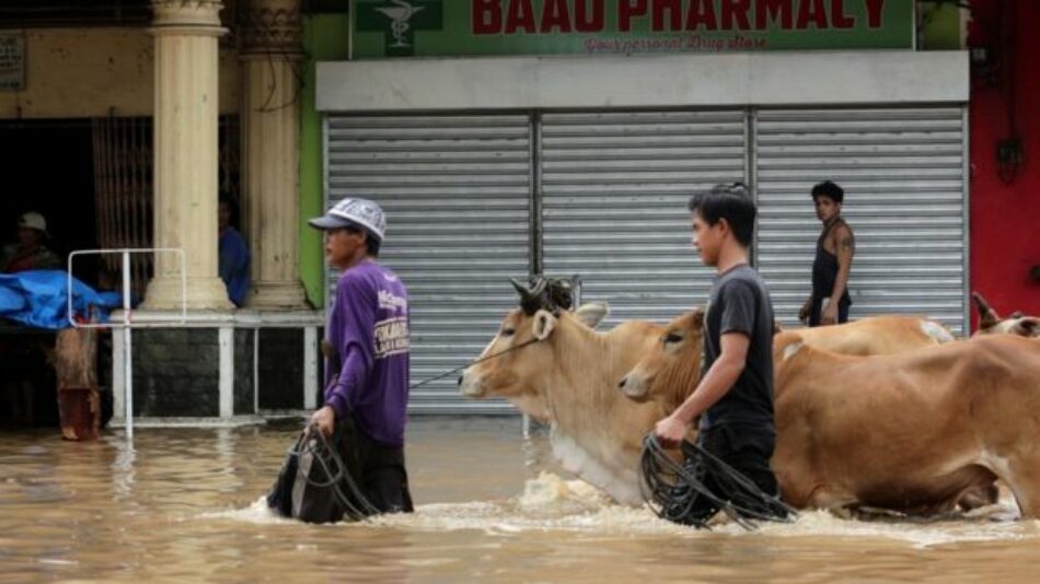 Tormenta Usman deja 68 muertos y más de 100.000 evacuados en Filipinas