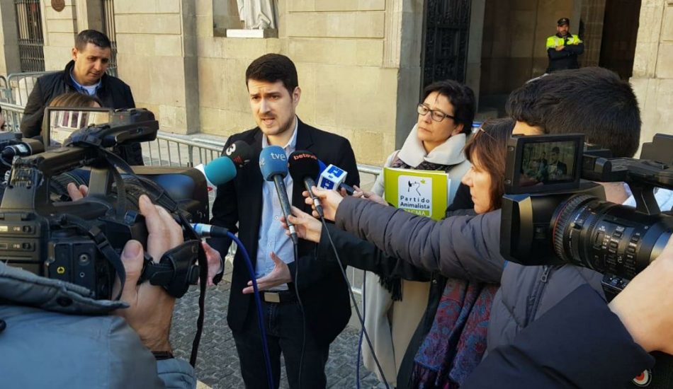 PACMA entrega en el Ayuntamiento de Barcelona la petición por la perra ejecutada en plena vía pública
