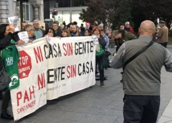 El Banco Santander solicita la suspensión del desahucio de una familia en Santillana debido a la presión de la PAH