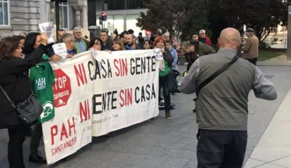 El Banco Santander solicita la suspensión del desahucio de una familia en Santillana debido a la presión de la PAH