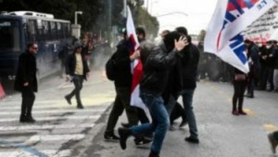 Grecia. Brutal represión contra la movilización masiva de los docentes por parte del gobierno