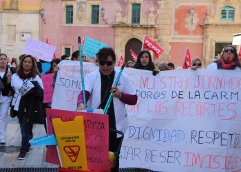 Limpiadoras de la CARM reclaman «respeto» al Gobierno regional y exigen la restitución de sus condiciones laborales