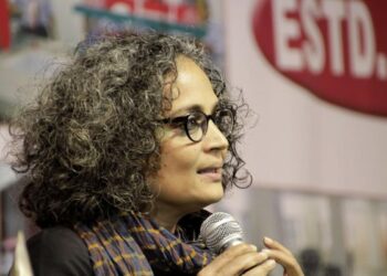 Arundhati Roy: “El problema no es Trump, sino el sistema que lo produjo”