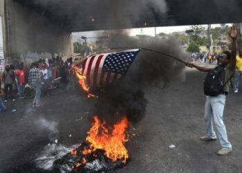Haití: Manifestantes haitianos queman banderas de EE.UU. y piden ayuda a Rusia y China