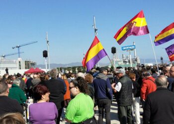 Centenars de persones celebren la inauguració del Memorial del Camp de la Bota