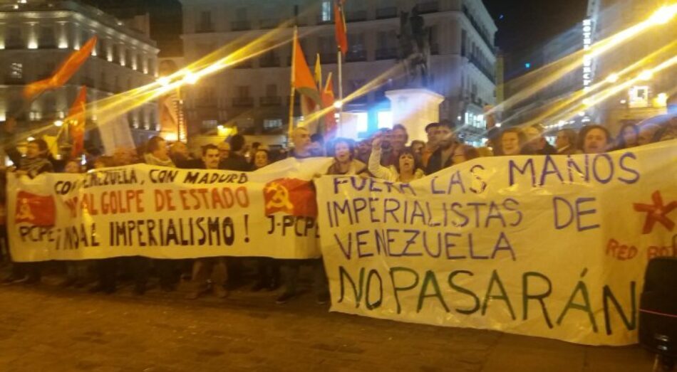 Concentración en la Puerta del Sol anoche: «Manos imperialistas fuera de Venezuela. No pasarán»