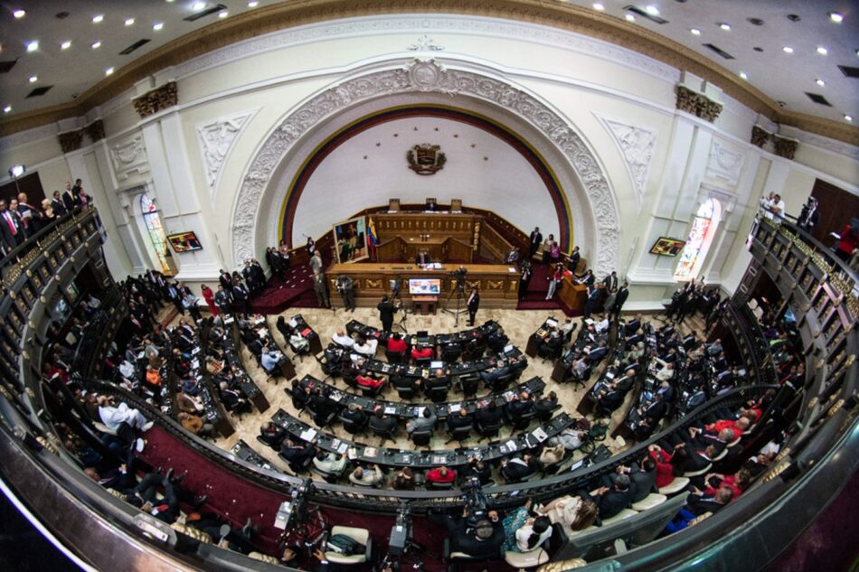 El Parlamento en desacato de Venezuela fija en 12 meses el plazo para celebrar «elecciones presidenciales libres», pero la Constitución establece 30 días como máximo