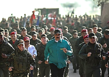 Democracia con botas de soldados