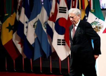 Vargas Llosa compite con Macri por quién halaga más los oídos del Rey