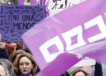 Una multitudinaria movilización violeta agita las calles y para los centros de trabajo