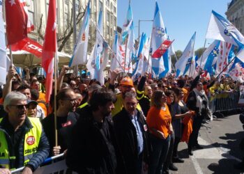 Alberto Garzón critica durante la concentración de trabajadores de Alcoa la “dejadez” del Gobierno del PSOE y denuncia que “está rendido ante la multinacional”