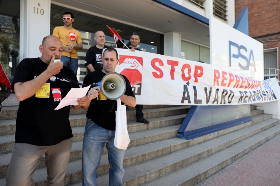 CGT exige ante las puertas de PSA Madrid la readmisión de Álvaro Parra, despedido por reclamar ropa de trabajo