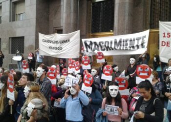 Argentina: Protesta cultural en Plaza de Mayo denunciando la pobreza