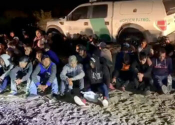 Milicianos paramilitares estadounidenses seguidores de Trump “cazan” migrantes en la frontera con México