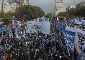 Centrales y sindicatos argentinos en marcha contra el ajuste