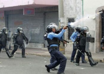 Honduras. Policía reprime brutalmente protestas contra reformas al sistema de educación y salud / Un maestro asesinado