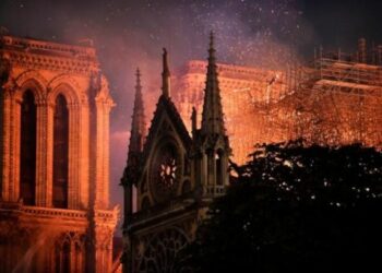 Alertan sobre estructura de Notre Dame tras fuerte incendio