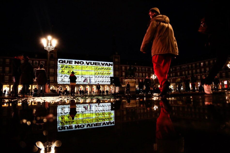 La proyección de los Papeles de Bárcenas en la Plaza Mayor sorprende a los vecinos de Madrid