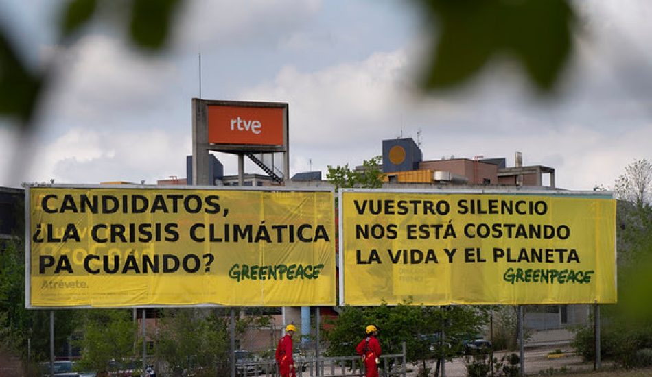 Activistas de Greenpeace cuelgan antes del debate de RTVE una pancarta para reclamar a los candidatos atención sobre la crisis climática