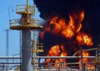 Oleoducto saudí en llamas por bombardeo de drones yemeníes