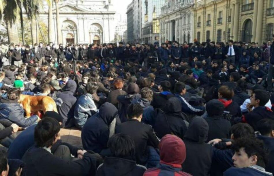 Chile. Manifestación pacífica de estudiantes del Instituto Nacional termina con nueva revisión de mochilas por parte de Fuerzas Especiales