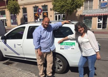 Taxistas de la ciudad se ofrecen a llevar publicidad gratuita de Adelante Jerez