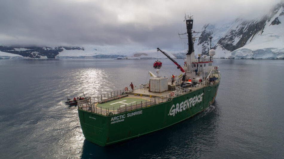 Concierto del cantante Macaco a bordo del rompehielos ‘Arctic Sunrise’ de Greenpeace en Bilbao