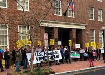 Activistas de EE.UU. batallan por la paz en embajada de Venezuela