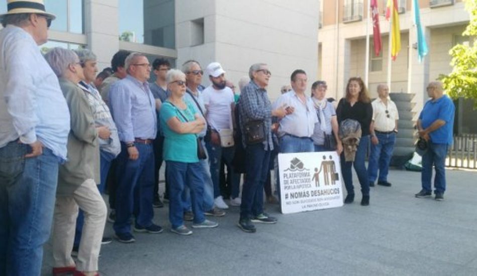 La Asociación Vecinal Zarzaquemada y la PAH Leganés piden una solución habitacional a la familia que ayer evitó temporalmente su desalojo