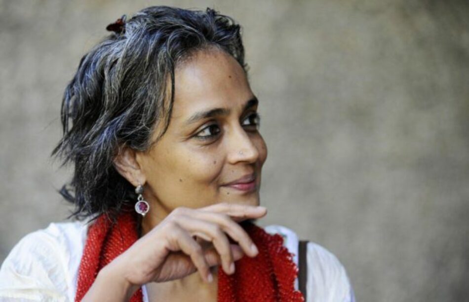 Arundhati Roy, sobre las elecciones en India: “Una burla de lo que se supone que es la democracia”