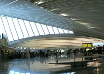 Los trabajadores del aeropuerto de Bilbao, a la huelga este verano