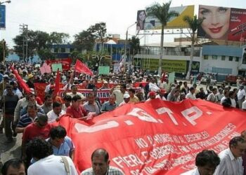 Perú. Multitudinaria marcha en Lima cerró la jornada de Paro Nacional