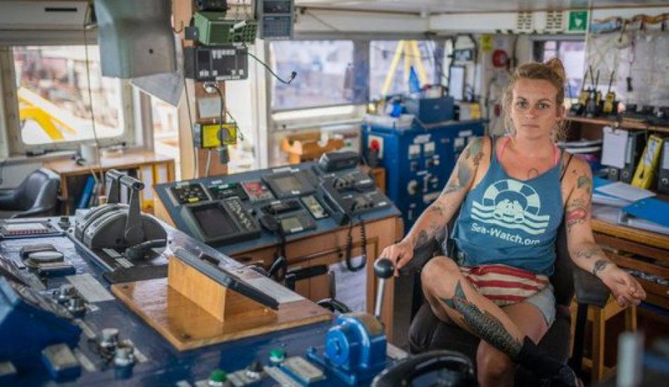 Italia: Pia Klemp, una capitana en el juzgado por salvar a personas en peligro en el mar