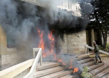 Manifestantes hondureños incendian entrada de la embajada de EEUU