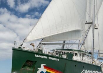 El Rainbow Warrior, en España contra la crisis climática