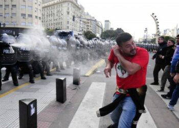 Argentina. Manifestación termina con gases lacrimógenos en Obelisco porteño