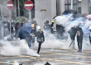 Disturbios y enfrentamientos entre la policía de Hong Kong y manifestantes en Yuen Long