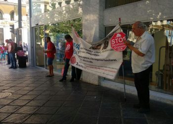 Acción de Stop Desahucios Granada 15M frente al BBVA