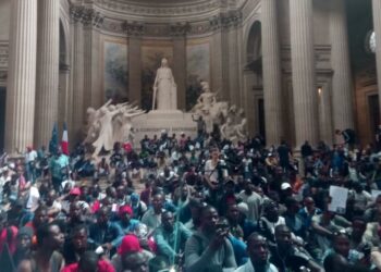 Los ‘chalecos negros’ invaden el Panteón de París para exigir papeles