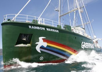 Greenpeace se reune a expertos científicos en el Rainbow Warrior para exigir más ambición frente a la crisis climática