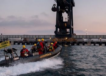 Activistas de Greenpeace exigen en la térmica de carbón de Los Barrios el cierre definitivo a Viesgo y Endesa