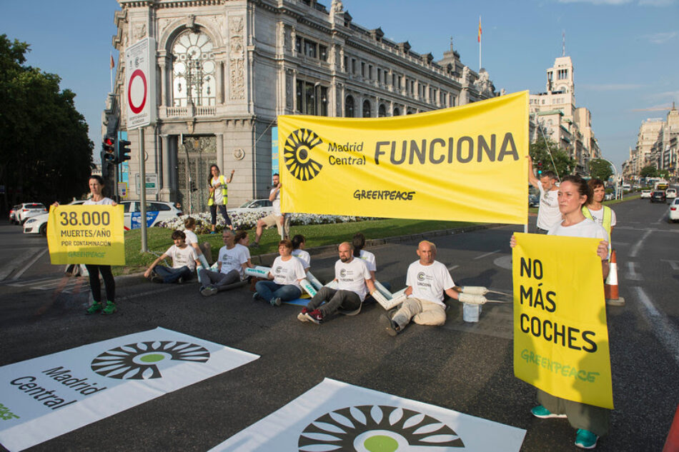 Greenpeace bloquea la calle Alcalá para exigir al Ayuntamiento que no elimine las multas de Madrid Central