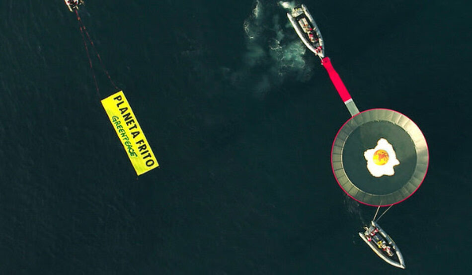 Greenpeace coloca una sartén gigante con un “planeta frito” frente a La Manga para alertar del calentamiento global