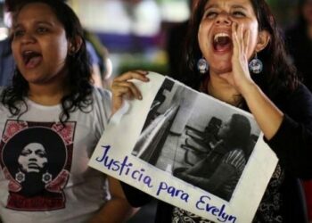 El Salvador. Absuelven a Evelyn Hernández, la mujer acusada de homicidio por supuesto aborto