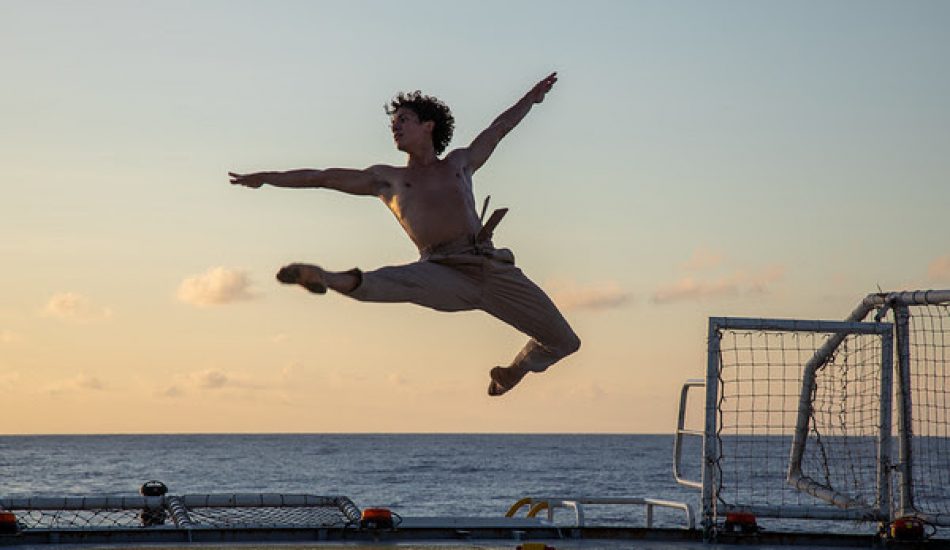 La protección de los océanos en clave cinematográfica: el actor Pedro Alonso y el bailarín Isaac Hernández protagonizan un corto de Manolo Caro para Greenpeace