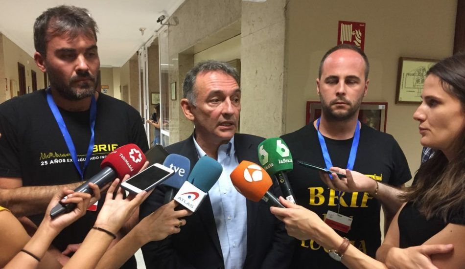 Enrique Santiago tacha de “despropósito” y “represión hacia los trabajadores” la sanción impuesta al bombero forestal que habló con la prensa